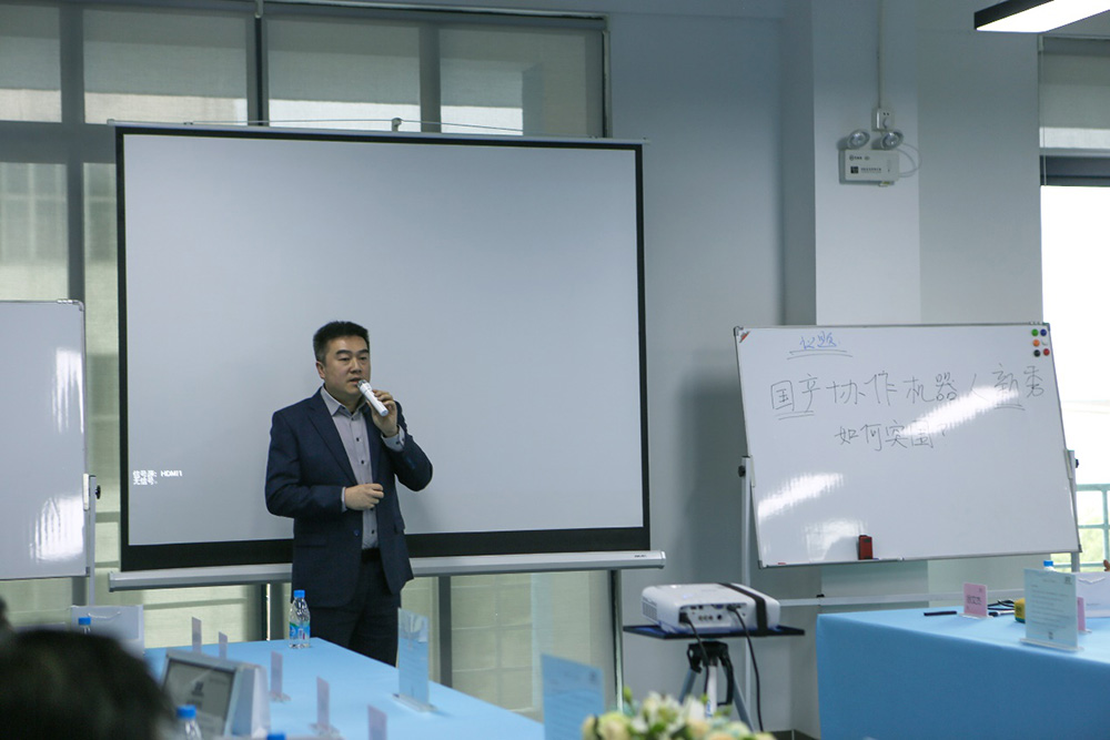 ELITE Founder and CEO Dr. Cao Yunan introduces the history and current situation of ELITE to the guests